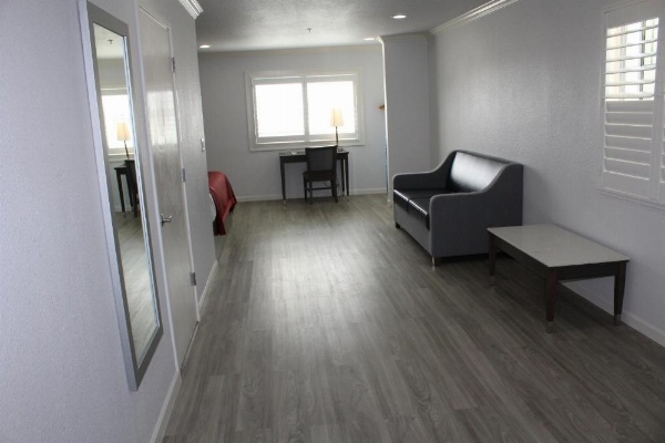 Mirage Inn & Suites image 17