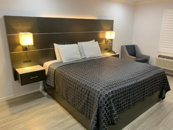 Mirage Inn & Suites image 19