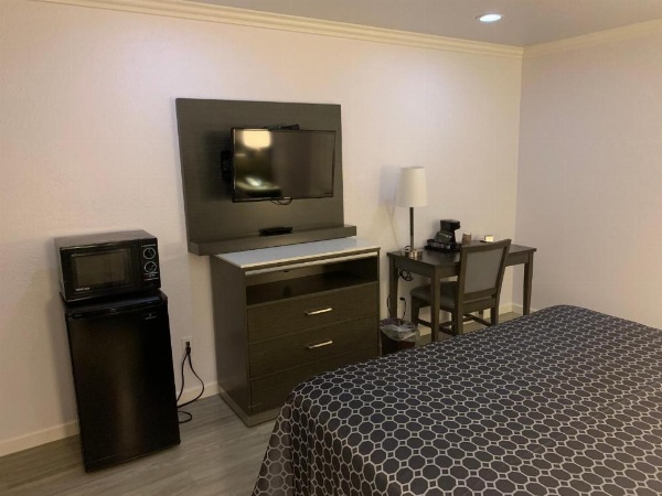 Mirage Inn & Suites image 21