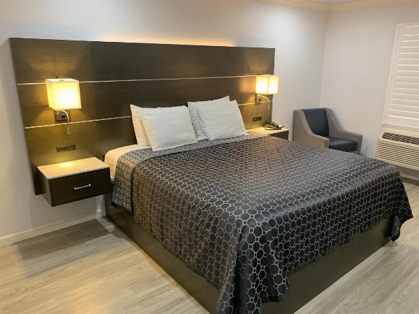 Mirage Inn & Suites Main image