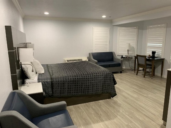 Mirage Inn & Suites image 29