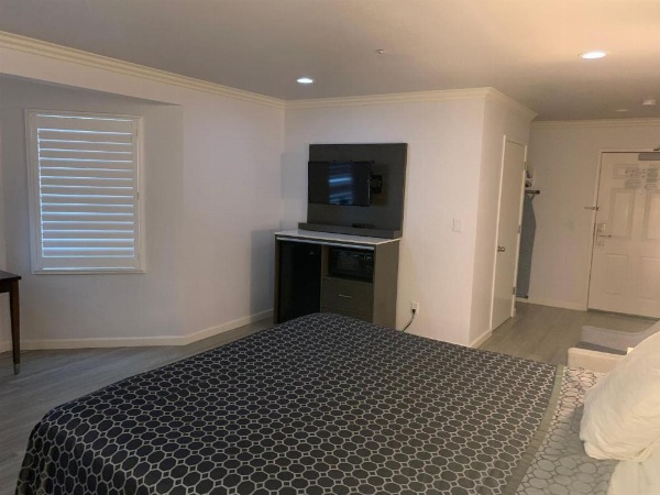 Mirage Inn & Suites image 31